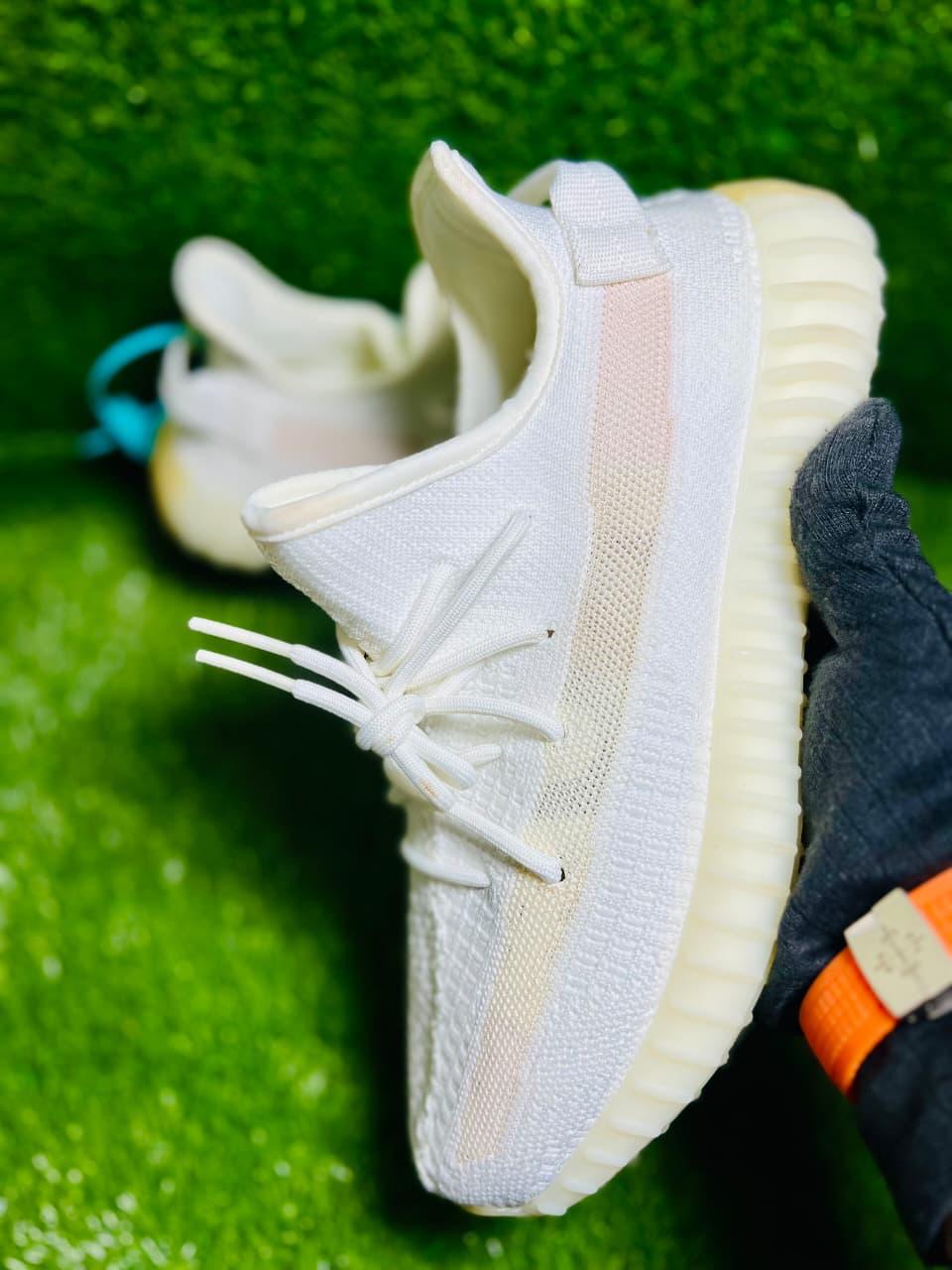 Yeezy Boost 350. 👟🔥